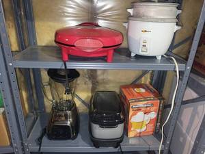 Mixed Kitchen Appliance Lot - Salton Rice Cooker, Quesadilla Maker, Juicit & Oster Blender