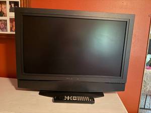 Olevia LCD HDTV 226-T11 Flat Screen TV w Remote & Stand Good