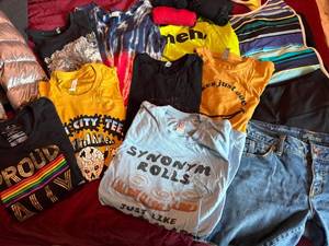 Women��s Graphic Tee & Shorts Lot American Apparel Volcom Mixed Sizes