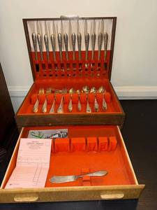 Community Plate Silverplate Flatware Set w Chest 63 Pc Vintage