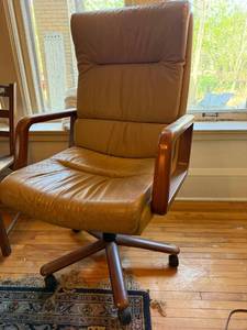 Vintage High Back Swivel Office Chair Wood Arms Casters Good Cond