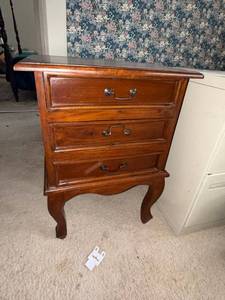 Vintage 3 Drawer Wood Nightstand Accent Chest Queen Anne Style