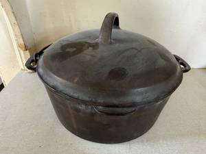 Antique Unmarked Cast Iron Dutch Oven w Lid Bail Handle No. 8 D