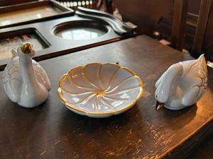 Ceramic Swan Vanity Set Gold Trim 3 Pc Figurines & Dish Good