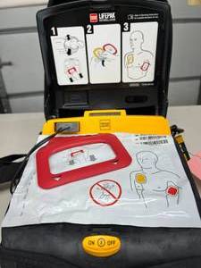MSRP $2,000 Medtronic LIFEPAK AED Defibrillator  First Responder Kit Carry Case Rescue Accessories Easy 2 Step Operation Voice Prompts Escalating Life Saving Emergency Device Perfect For Business School Gym Home Works BatteryPads Expired
