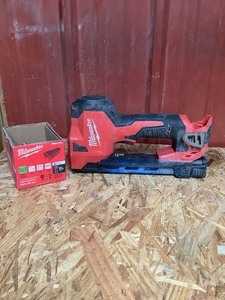 Milwaukee M12 Cordless Cable Stapler & Staples