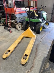 Manual 4,000lb Pallet Jack