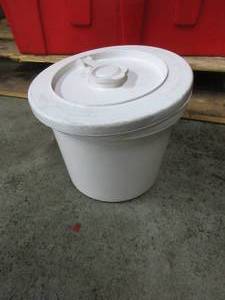 PALLET OF SPECIALTY CONTAINERS WITH LIDS