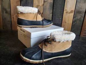 New Minnetonka Moccasins Boots Taga Size 11M