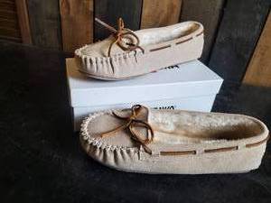 New Cali Minnetonka Moccasins Slippers Size 11M