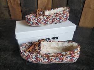 New Minnetonka Moccasins Cali Cream Size 5M