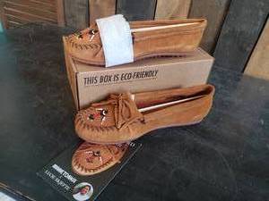 New Minnetonka Moccasisns Womens Size 11 Brown Beaded Thunderbird