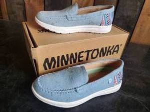 New Minnetonka Moccasisns Light Denim Flec Womens Size 5M