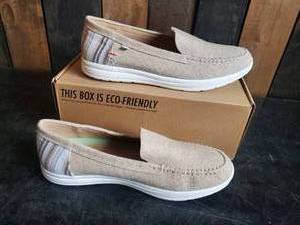 New Minnetonka Moccasins Discover Natural Size 11M