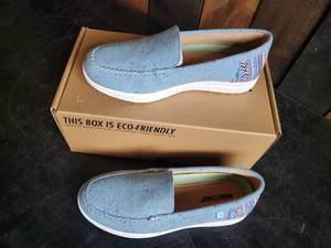 New Minnetonka Moccasins White Denim Fleck Size 7.5