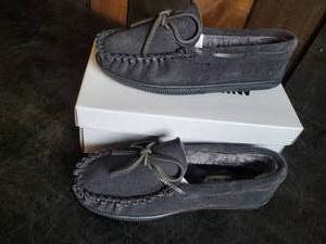 New Minnetonka Moccasins Pile Lined Hard Sole Charcoal Size 4