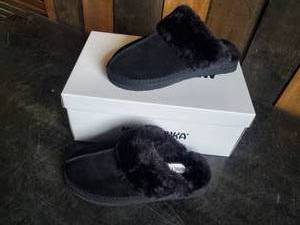 New Minnetonka Moccasins Chesney Slippers Black Size 5