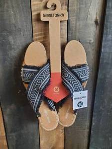 New Minnetonka Moccasins Woment Sandahls Size 10