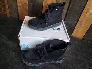 New Minnetonka Moccasins Tealey Boots Black Size 8