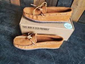 New Minnetonka Moccasins Womens Tie Tred Brown Size 10