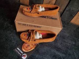 New Minnetonka Moccasins Beaded Thunderbird Brown size 6