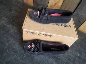 New Minnetonka Moccasins Thunderbird Black Womens Size 6