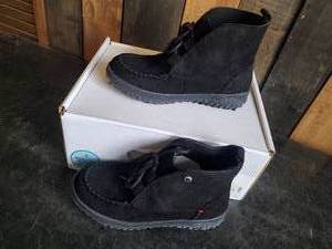 New Minnetonka Moccasins Tealey boots black size 6M