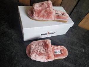 New Minnetonka Moccasins Lolo Blush Size 5M  Slippers