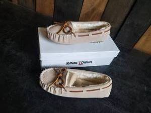 New Minnetonka Moccasins Cally Stone Size 5M shoes