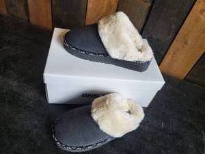New Minnetonka Moccasins Cerise Charcoal Size 5M