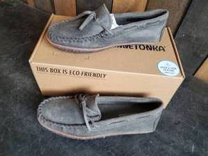 New Minnetonka Moccasins Tie Tread Grey Mens Size 9