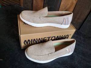 New Minnetonka Moccasins W Discover Natural Size 10M