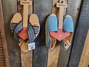 2 Pair of Minnetonka Moccasins ShoesSandals Size 9