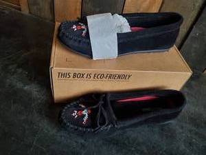 New Minnetonka Moccasins Thunderbird Black Womens Size 10