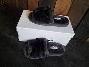New Minnetonka Moccasins Charcoal LOLO Size 5M Slippers