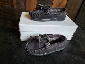 New Minnetonka Moccasins Pile Lined Hardsole Charcoal Size 8