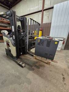 2001 Crown RR5210-40 Stand Up Reach Forklift with charger