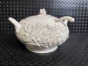 Gibson Grand Leaf Tureen and lid with ladle