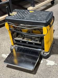 DeWALT Benchtop Planer with Cutter Head Safety - YellowBlack