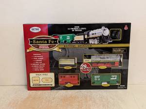 NEW SANTA FE SPECIAL BATTERY OPERATED 29 PIECE TRAIN SET