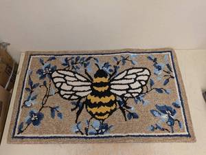 NEW HOOKED ACCENT RUG BEE