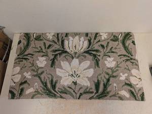 NEW HOOKED ACCENT RUG GREEN FLORAL