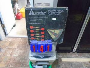 Non electic dart board. As shown. CASH ON SITE ONLY. PICKUP IS MONDAY MAY 4TH FROM 11 AM TO 4 PM. REGARDLESS WHAT THE SCHEDULE STATES.