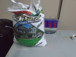 Bag of slow release lawn nitrogen. As shown. CASH ON SITE ONLY. PICKUP IS MONDAY MAY 4TH FROM 11 AM TO 4 PM. REGARDLESS WHAT THE SCHEDULE STATES.