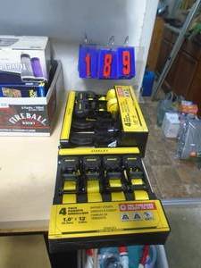 Approx 6 ratchets straps. As shown. CASH ON SITE ONLY. PICKUP IS MONDAY MAY 4TH FROM 11 AM TO 4 PM. REGARDLESS WHAT THE SCHEDULE STATES.