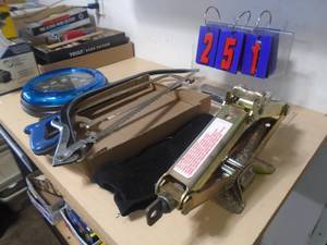 Jack & saws. As shown. CASH ON SITE ONLY. PICKUP IS MONDAY MAY 4TH FROM 11 AM TO 4 PM. REGARDLESS WHAT THE SCHEDULE STATES.