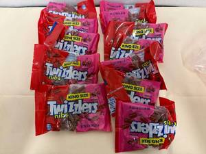 12x King Size Twizzler Nibs-Cherry