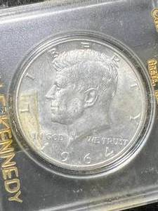 1964 US KENNEDY HALF DOLLAR UNC IN CASE