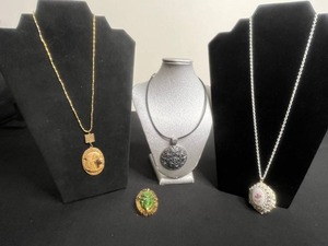 Cool VTG Egyptian Pendant on Gold Tone Chain & Costume Jewelry Necklace & Brooch Mixed Lot (4 Pieces)