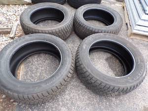 Set of 4 Bridgestone Blizzak 27555-R20 used 1 winter